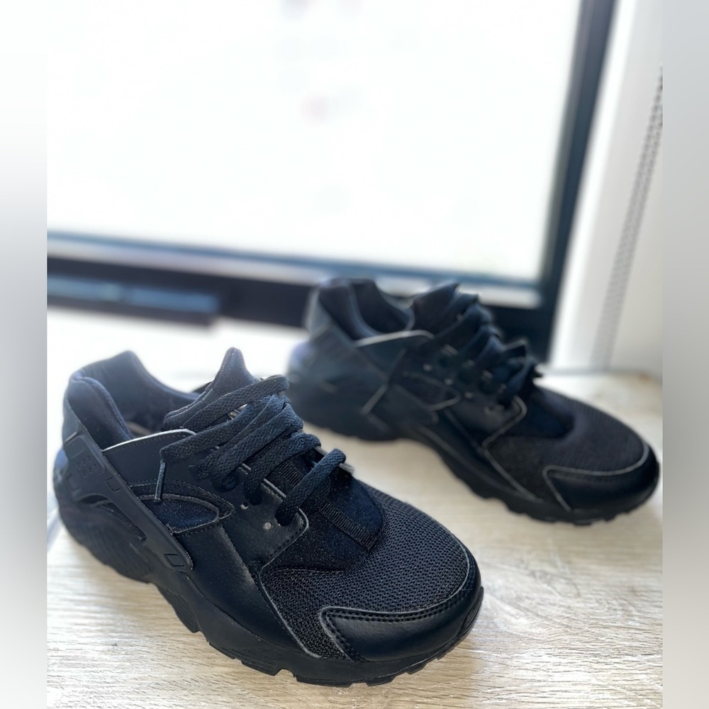 Youth Black Huarache sneakers